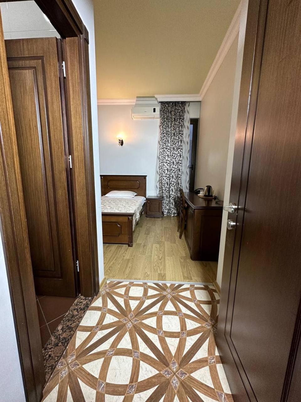 Eiffel Hotel Batumi Quarto foto